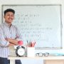 guru-berdiri-di-depan-kelas