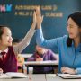 guru-perempuan-high-five-dengan-murid-siswa-perempuan-di-kelas