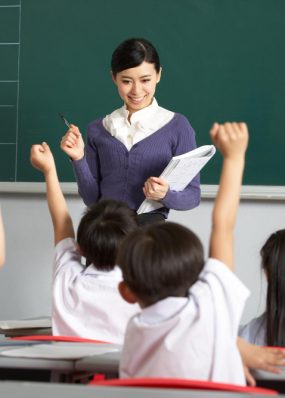 guru mengajar kurikulum 2013 dan kurikulum merdeka di kelas sekolah dasar