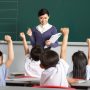 guru mengajar kurikulum 2013 dan kurikulum merdeka di kelas sekolah dasar