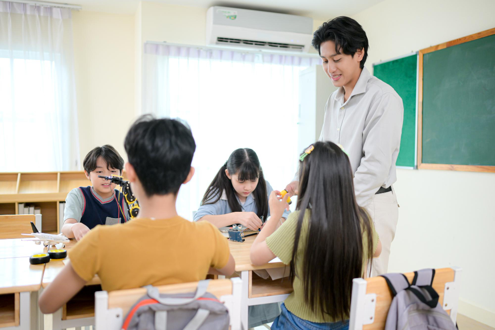 filosofi pendidikan ki hadjar dewantara sangat tepat diterapkan di era digital seperti sekarang ini