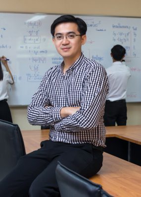 Guru laki-laki beradaptasi dengan sistem wajib belajar 13 tahun
