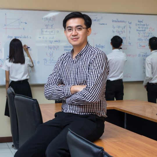 Guru laki-laki beradaptasi dengan sistem wajib belajar 13 tahun