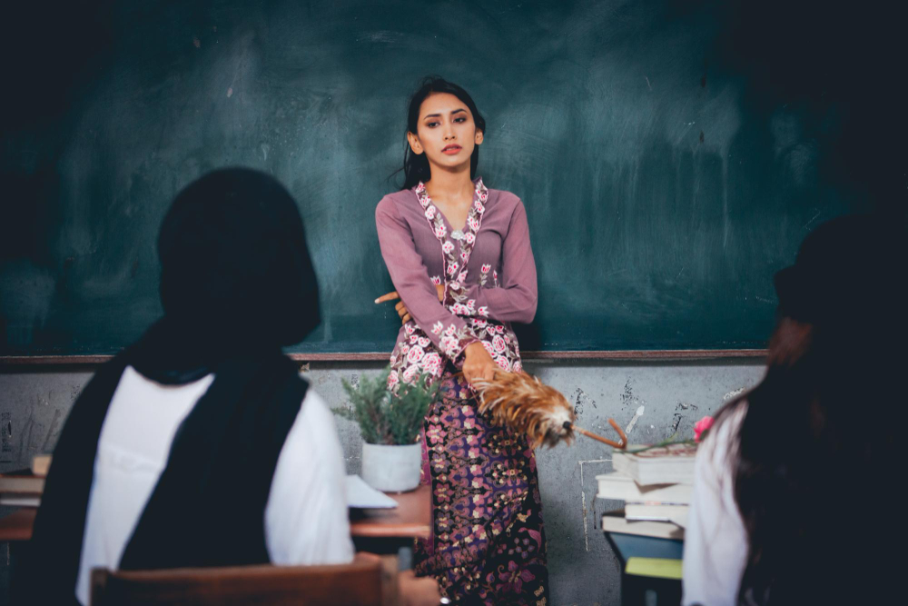 guru perempuan inspiratif di Indonesia cukup banyak dan layak diangkat ceritanya ke layar film