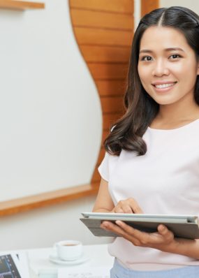 guru perempuan menggunakan AI dalam tablet saat mengajar membawa dampak positif AI dan juga perlu waspada terhadap dampak negatif AI