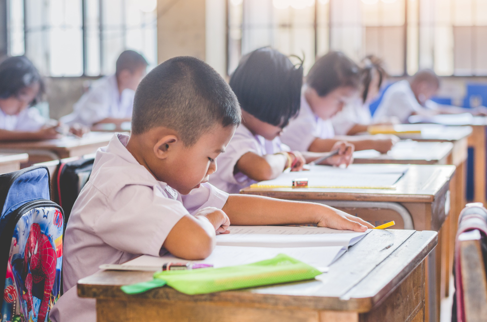 kelas dengan jam sekolah yang lebih pagi diprediksi akan berisi siswa yang masih perlu pendidikan dengan suasana yang lebih tenang